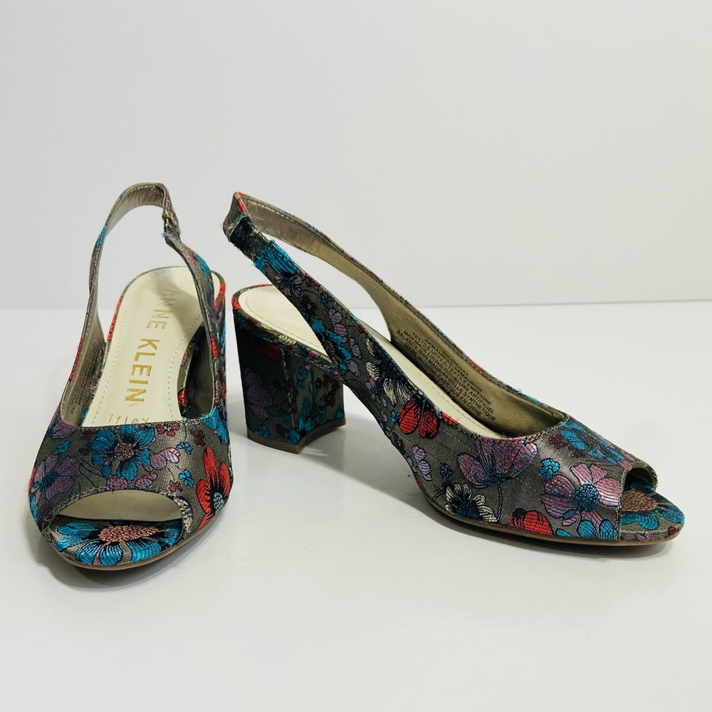 ANNE KLEIN Grey Metallic Cloth Floral Print Peep Toe Sling Back Pumps - Size 6